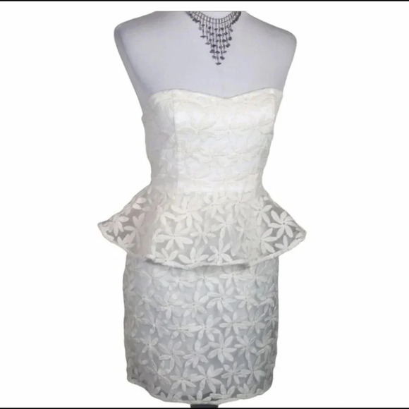 UO Pins & needles wht peplum‎ lace strapless dress - Picture 1 of 8